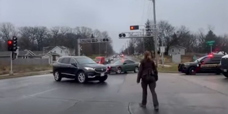 Atirador mata duas pessoas em escola nos Estados Unidos e deixa mais 6 feridas