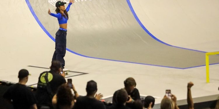 Rayssa Leal tira 9,1 na última nota, levanta a torcida e é tricampeã do Super Crown