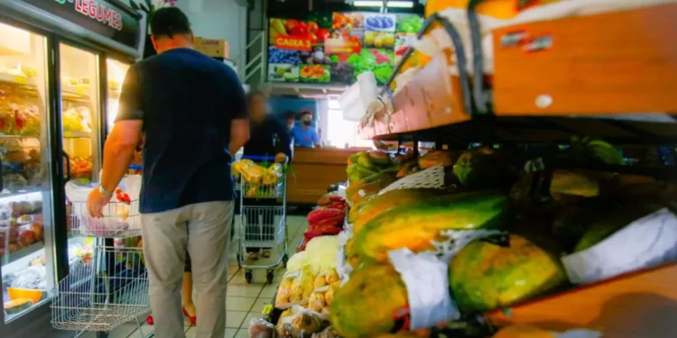 Pesquisa aponta diminuição do consumo das famílias em fevereiro