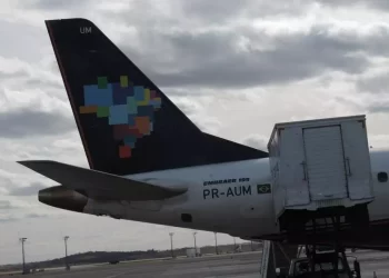 Voo da Azul declara emergência por pouco combustível