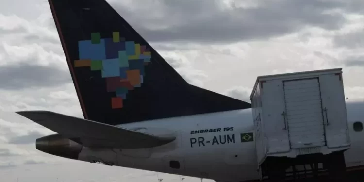 Voo da Azul declara emergência por pouco combustível