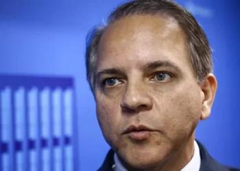 Deputado homenageia policiais que prestaram atendimento à jornalista vítima de feminicídio