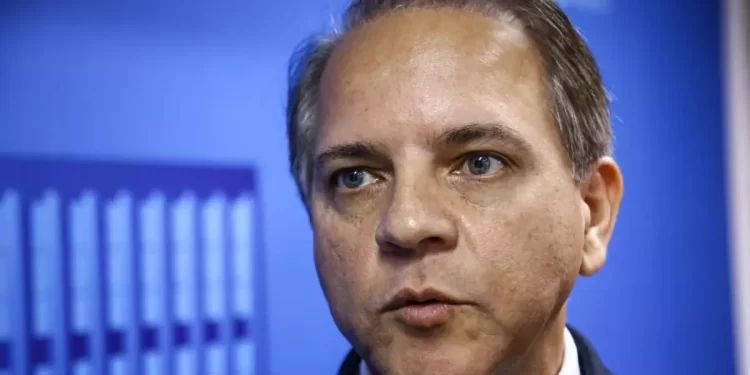 Deputado homenageia policiais que prestaram atendimento à jornalista vítima de feminicídio