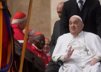 Papa Francisco faz nova aparição e surpreende fiéis; veja como foi