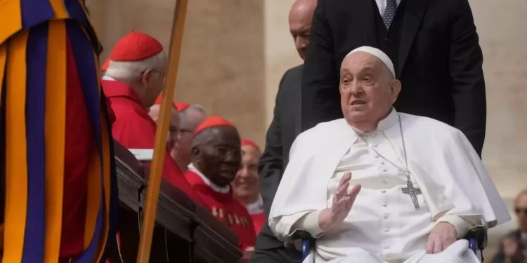 Papa Francisco faz nova aparição e surpreende fiéis; veja como foi