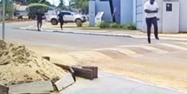 Homem acusado de atacar adolescente tenta escapar após audiência em Coxim