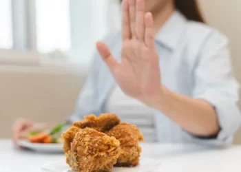 Médico alerta: quatro alimentos que quem tem colesterol alto deve evitar