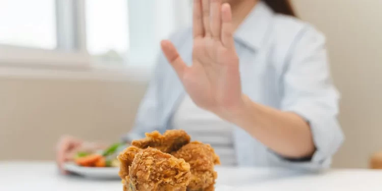 Médico alerta: quatro alimentos que quem tem colesterol alto deve evitar