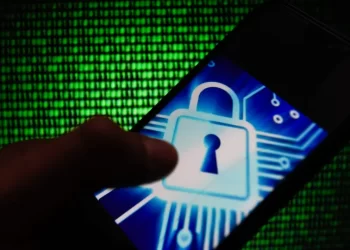 Polícia alerta sobre novo golpe da ligação muda e uso de voz por IA