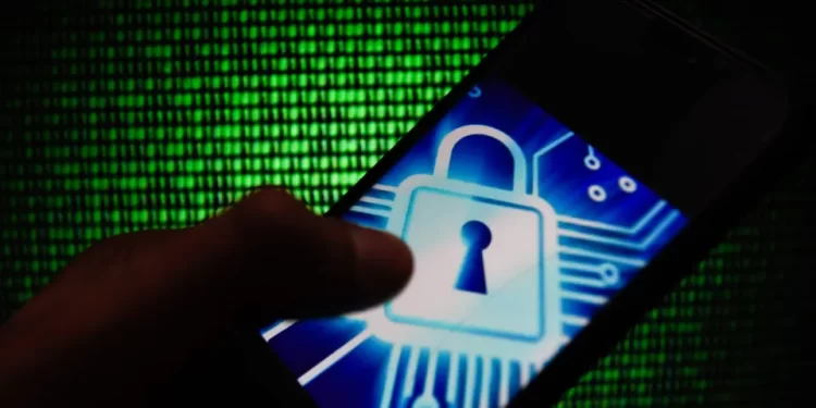 Polícia alerta sobre novo golpe da ligação muda e uso de voz por IA