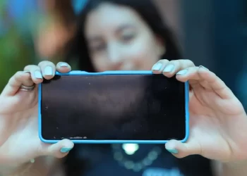 Cai de 51% para 37% uso de internet nas escolas por adolescentes