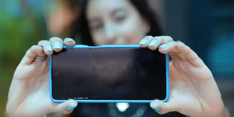 Cai de 51% para 37% uso de internet nas escolas por adolescentes