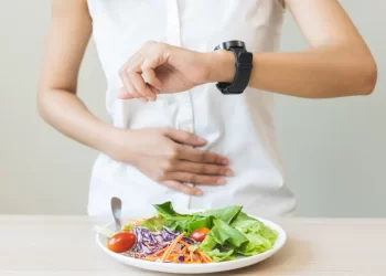 Nutricionista fala intervalo ideal entre refeições para saúde intestinal