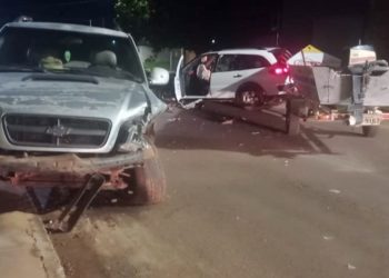Colisão entre carro e caminhonete deixa dois feridos em Coxim
