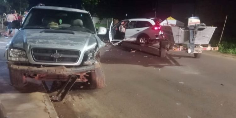 Colisão entre carro e caminhonete deixa dois feridos em Coxim