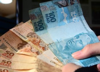 13º salário: Segunda parcela deve ser paga até sexta; veja como calcular