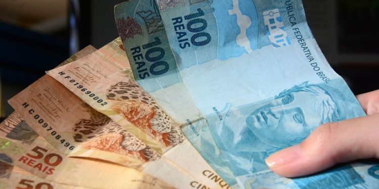 13º salário: Segunda parcela deve ser paga até sexta; veja como calcular