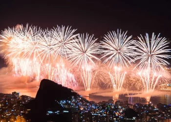 Fim de ano: fogos de artifício podem causar danos auditivos em crianças