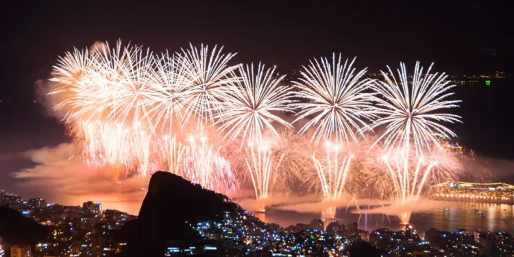 Fim de ano: fogos de artifício podem causar danos auditivos em crianças