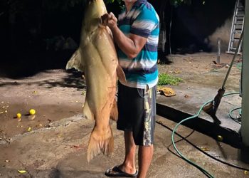 Servidor público de Coxim fisga jaú de 43 quilos no Rio Taquar